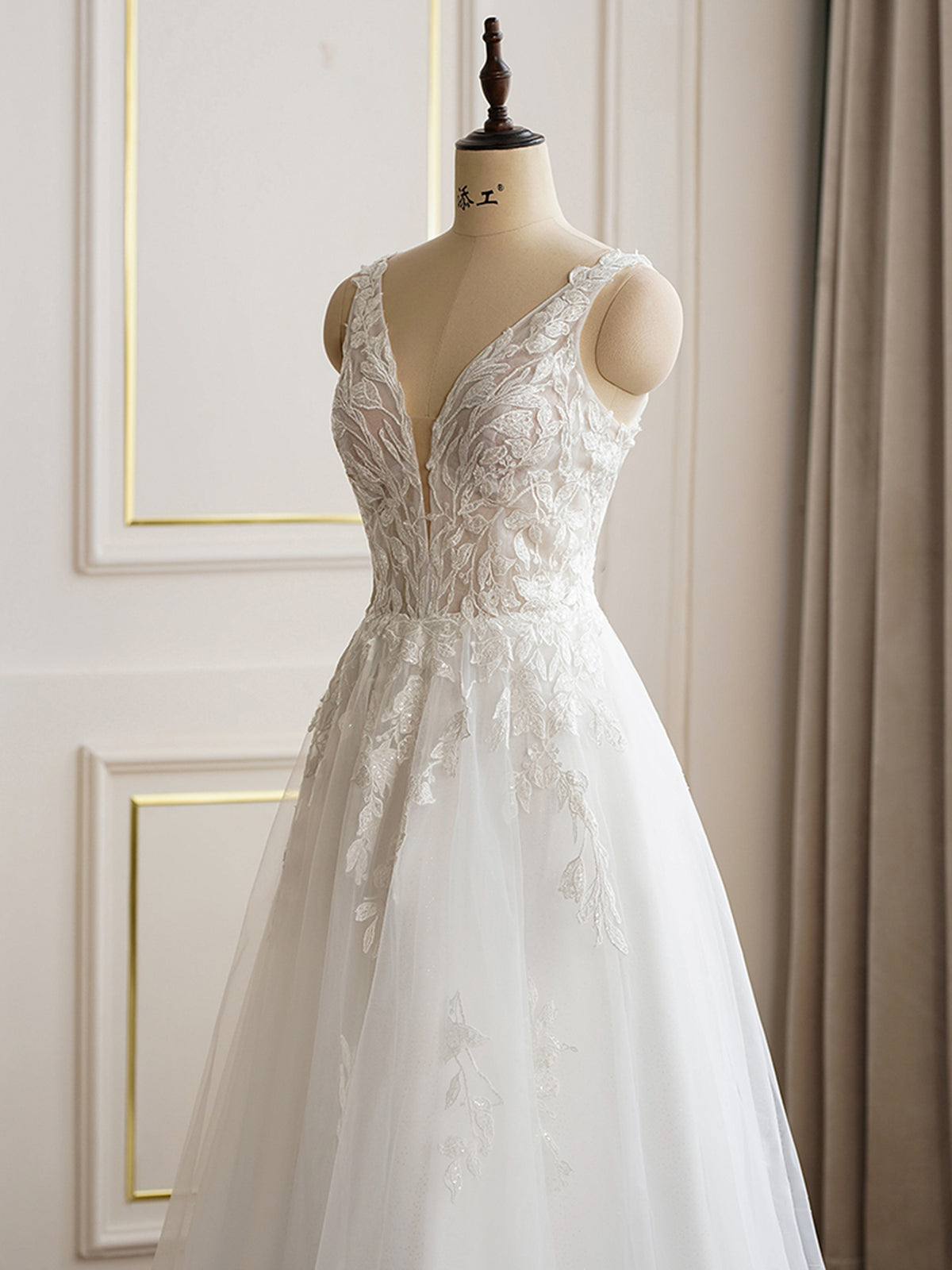 Sexy Lace Plunging Neckline Sleeveless Wedding Dress