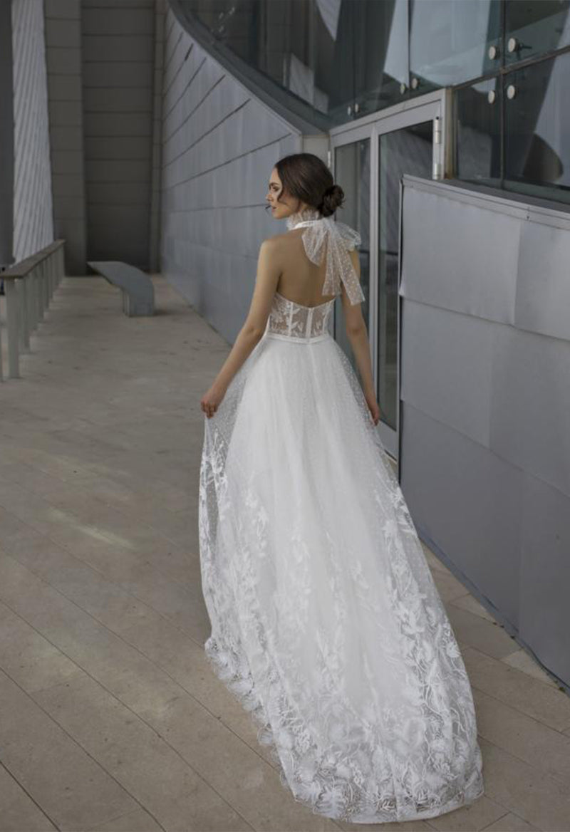 Halter Neck Sleeveless Backless Elegant Lace Chapel Train Wedding Dress