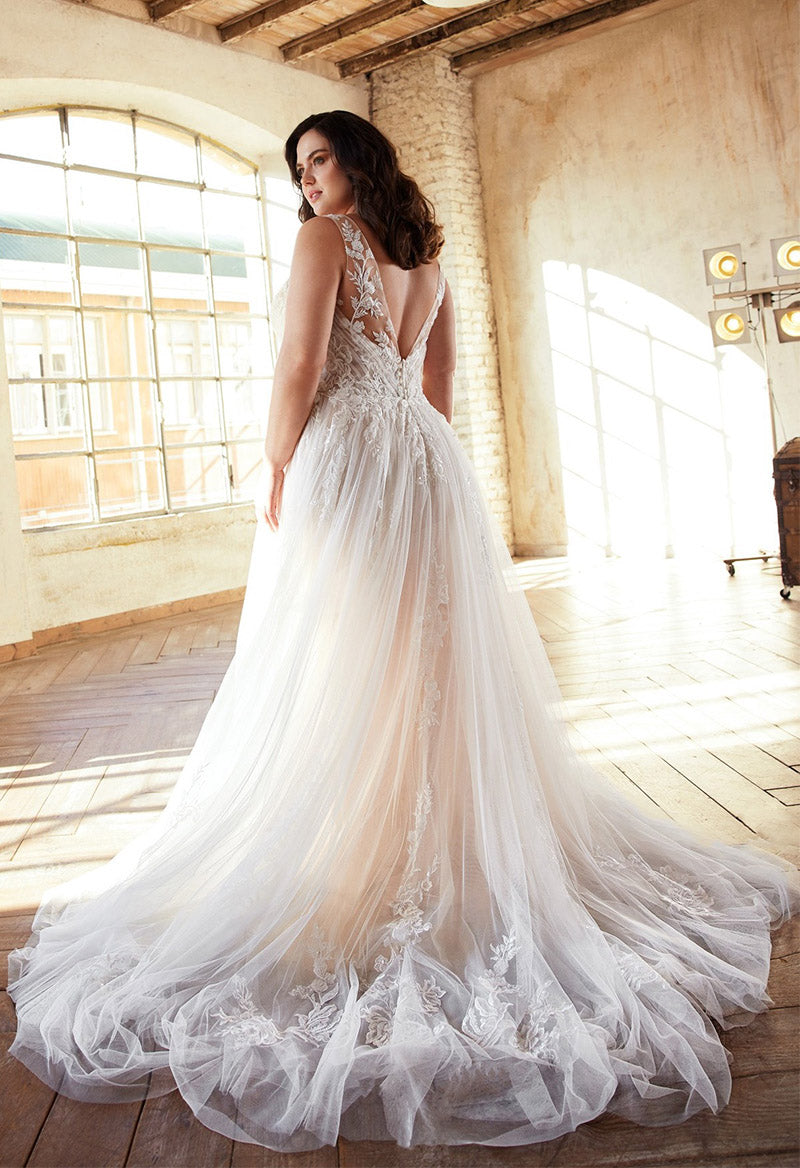 Plus SizeV Neck Sleeveless Tulle A Line Court Train Wedding Dress