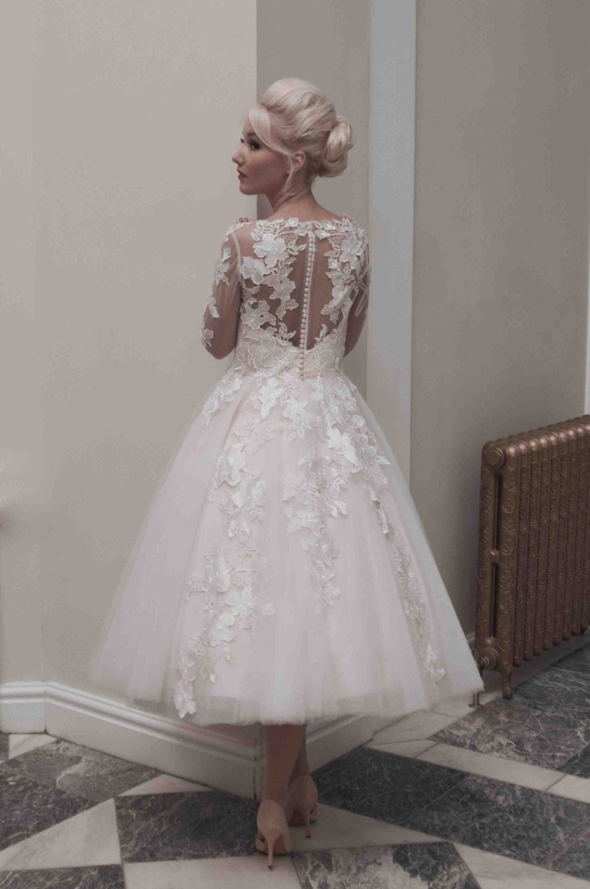 Vintage Tulle V Neck Short Aline Wedding Dress With Lace Applique